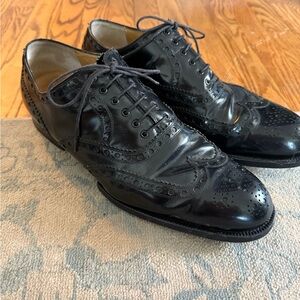 Elegant Black Leather Oxford Shoes with Sleek Design